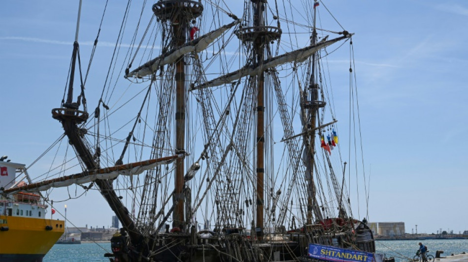 Interdite d'accoster en Europe, la fr&eacute;gate russe Shtandart navigue &agrave; vue