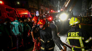Bangladesh : la col&egrave;re et l'angoisse des familles des victimes de l'incendie meurtrier de Dacca