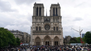 Conmoción y tristeza entre fieles y turistas en Notre Dame de París por la muerte del papa