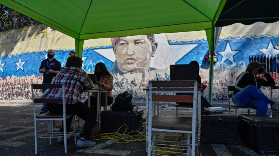 Maduro esquiva revocatorio tras inviable proceso de recolecci&oacute;n de firmas