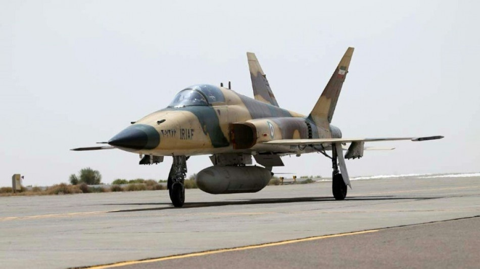 Un avi&oacute;n de combate se estrella contra muro de escuela y deja tres muertos en Ir&aacute;n