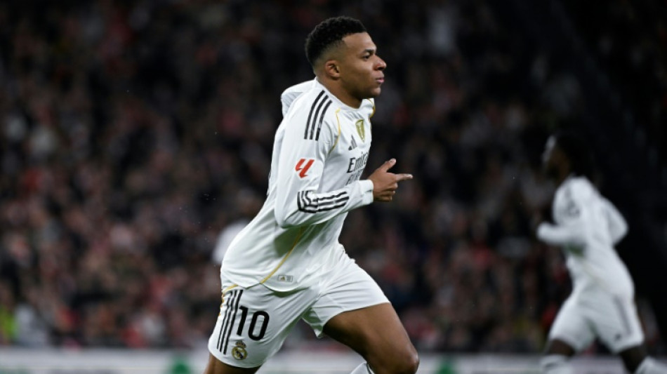 Real Madrid vence Athletic Bilbao e mant&eacute;m persegui&ccedil;&atilde;o ao Barcelona