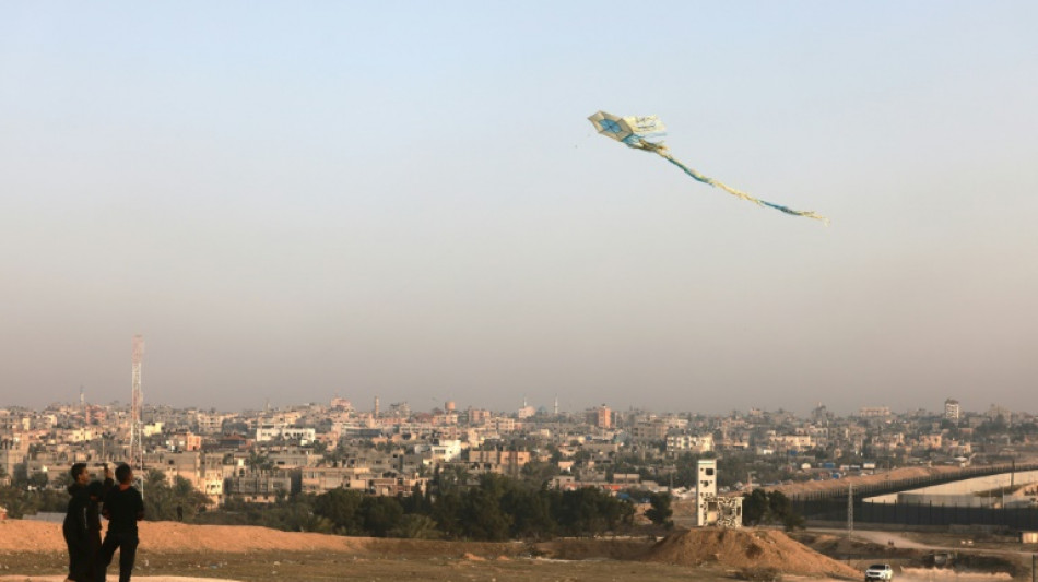 Los ni&ntilde;os palestinos de Rafah juegan a encumbrar cometas al otro lado de la frontera