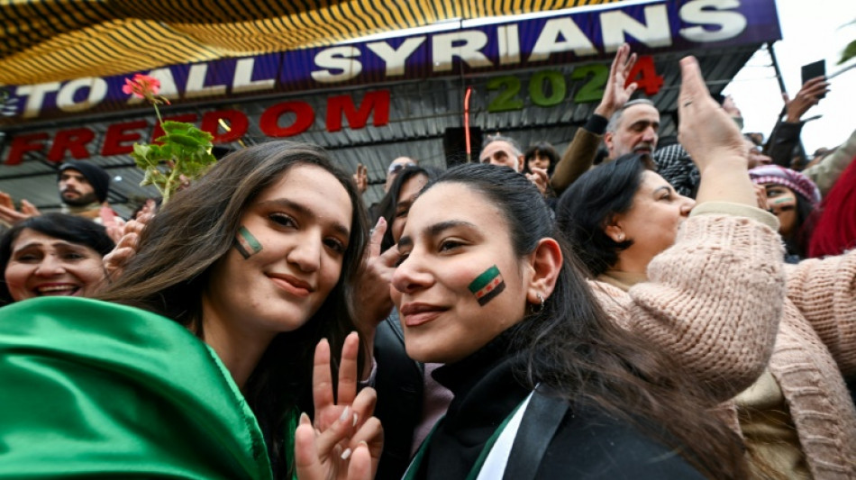 Muchedumbre celebra en Damasco la ca&iacute;da de Bashar al Asad