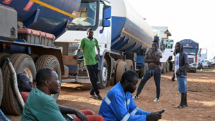 Carburant de "sang": ces chauffeurs routiers qui défient la mort pour ravitailler Bamako 