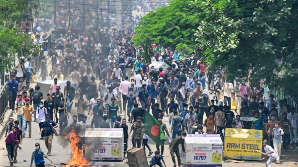 Bangladesh: 32 morts dans les violences, la cha&icirc;ne de t&eacute;l&eacute;vision d'&Eacute;tat en feu