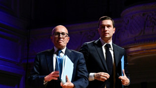 L&eacute;gislatives: le camp macroniste promet du "changement", Hollande et M&eacute;lenchon s'&eacute;charpent