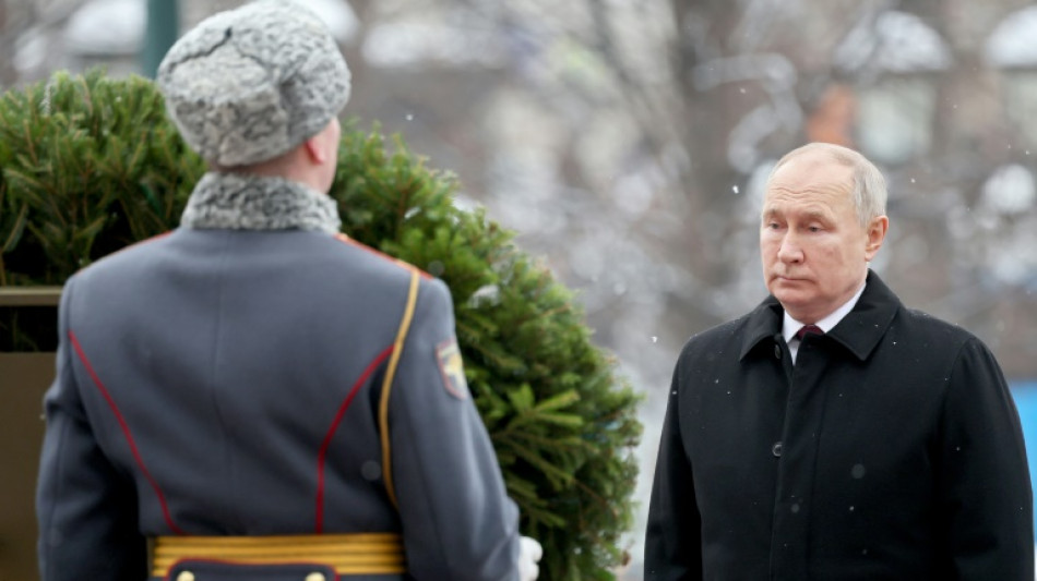 EUA anunciam novas san&ccedil;&otilde;es e Putin elogia 'her&oacute;is russos'