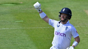 Ton-up Duckett keeps England on top against Ireland 