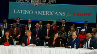 Los latinos a&uacute;pan a Trump