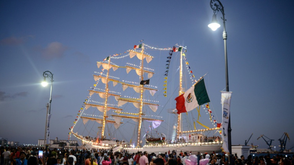 Regresa a M&eacute;xico el buque escuela que choc&oacute; contra el puente de Brooklyn