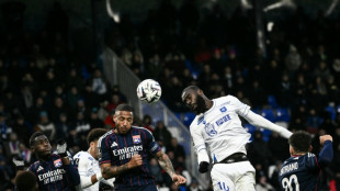 Lyon fica no 0 a 0 na visita ao lanterna Auxerre; Nantes empata no fim