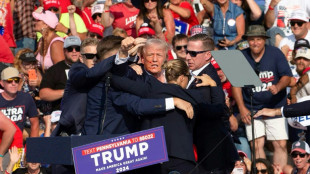 Trump &eacute;vacu&eacute; d'urgence d'un meeting de campagne apr&egrave;s des tirs qui ont fait au moins un mort