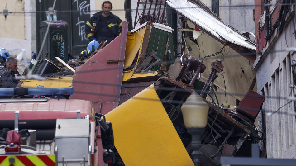 Si schianta storica funicolare a Lisbona, almeno 15 morti