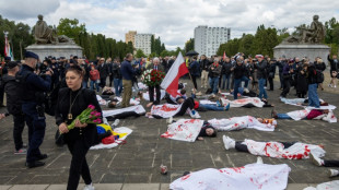 Des manifestants simulent la mort devant le mémorial soviétique à Varsovie