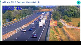 In fiamme mezzo che trasporta Gpl, chiusa l'A1 tra Orte e Roma