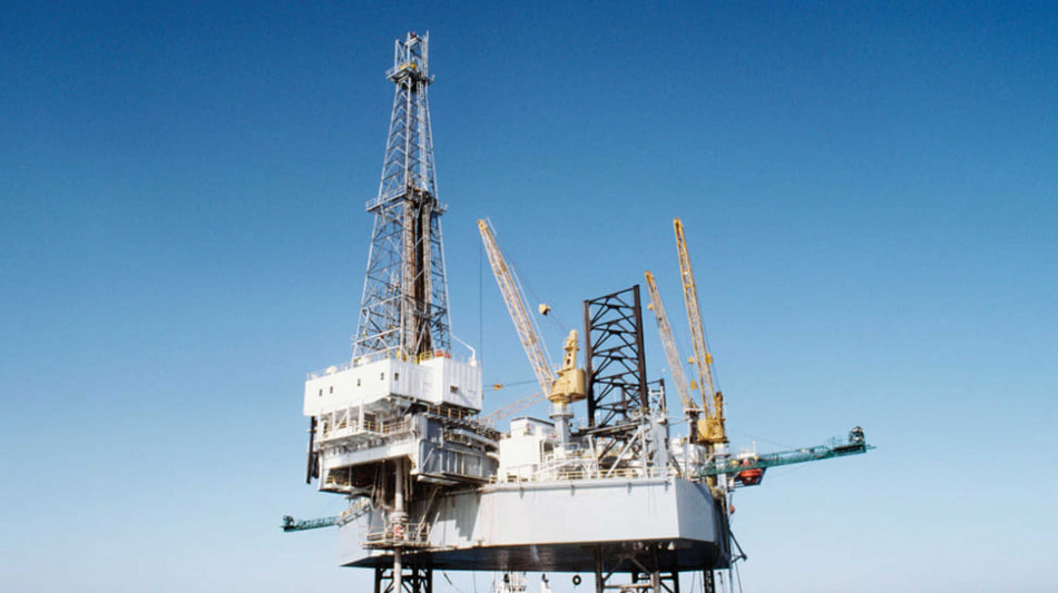 Il prezzo del petrolio in rialzo, Wti a 63,10 dollari