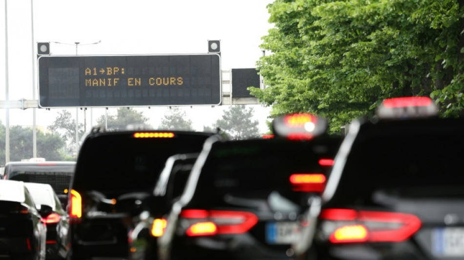 Les taxis toujours mobilisés, le gouvernement promet de "taper fort" sur les VTC