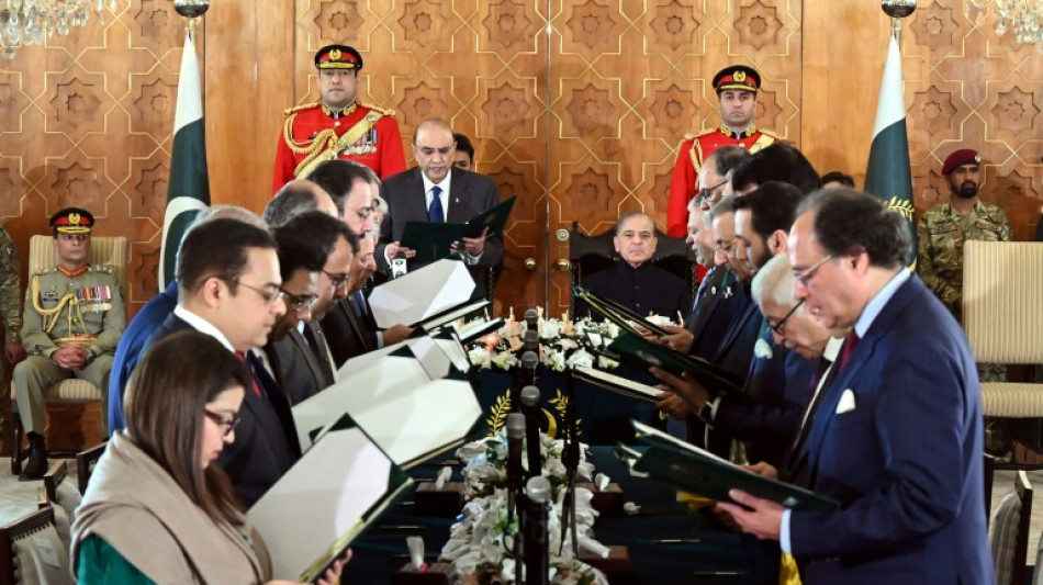 Pakistan PM appoints cabinet tasked with ending economic crisis