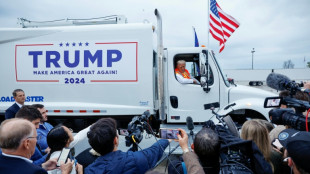 Trump se sube a cami&oacute;n de basura en protesta por desliz de Biden sobre sus seguidores