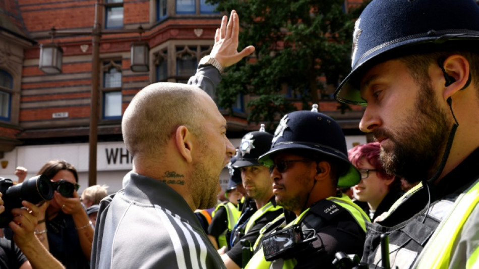 Enfrentamientos entre manifestantes de ultraderecha y la polic&iacute;a brit&aacute;nica en varias ciudades