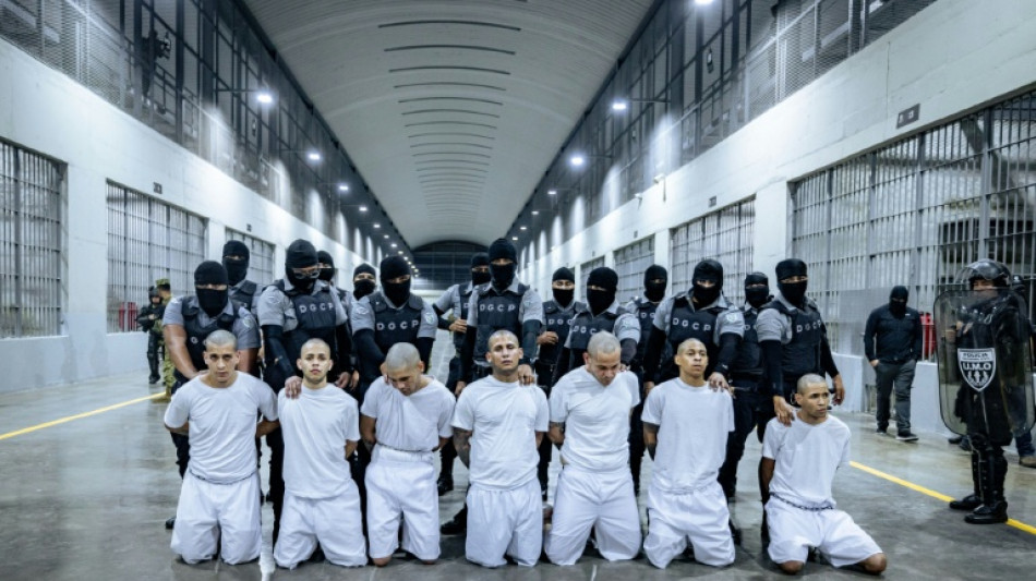 Les avocats des Vénézuéliens expulsés vers une prison du Salvador face à un mur