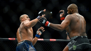 MMA: Gane, battu &agrave; l'&eacute;touff&eacute;e par Jon Jones, voit s'envoler son r&ecirc;ve de champion UFC