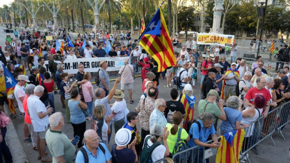 La investidura del nuevo presidente catal&aacute;n, opacada por el regreso del independentista Puigdemont