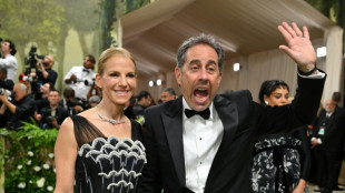 Estudiantes protestan durante ceremonia de graduaci&oacute;n de actor proisrael&iacute; Jerry Seinfeld