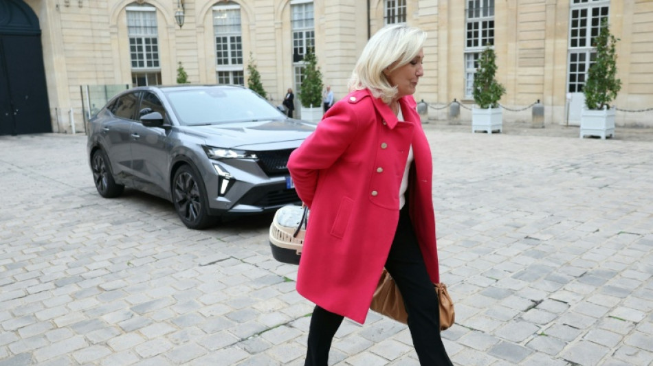 Rechtspopulistin Le Pen erscheint mit Katzenbaby beim Premierminister