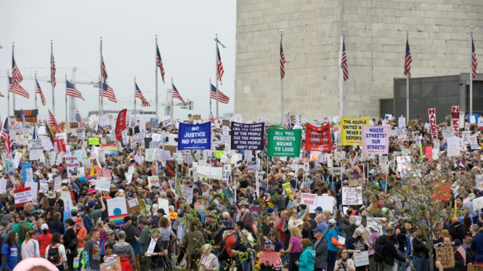 "Bas les pattes": des milliers d'Américains manifestent contre Trump