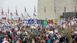 "Bas les pattes": des milliers d'Américains manifestent contre Trump