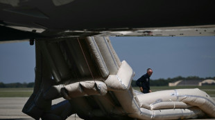Inspe&ccedil;&atilde;o no escorregador de emerg&ecirc;ncia atrasa avi&atilde;o de Trump doado pelo Catar