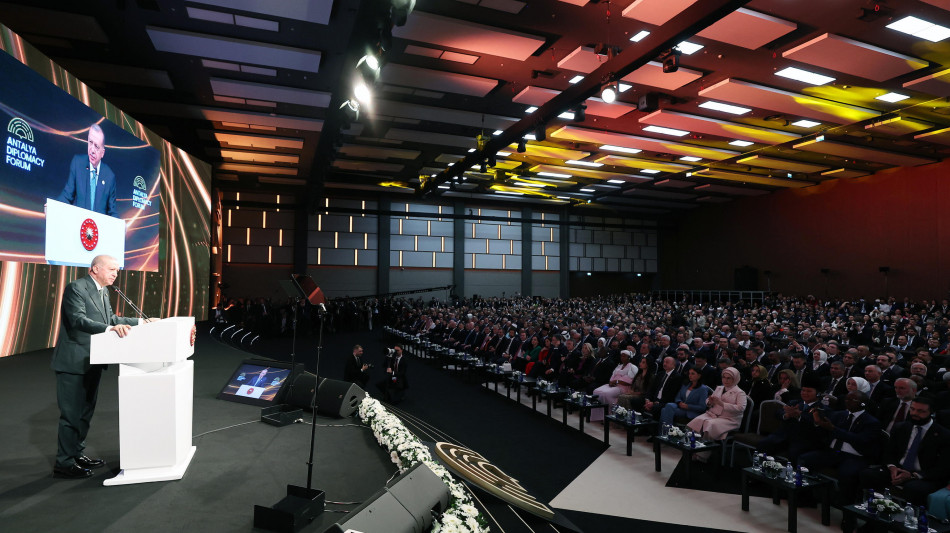Forum di Antalya, giro d'incontri per leader siriano Al Sharaa