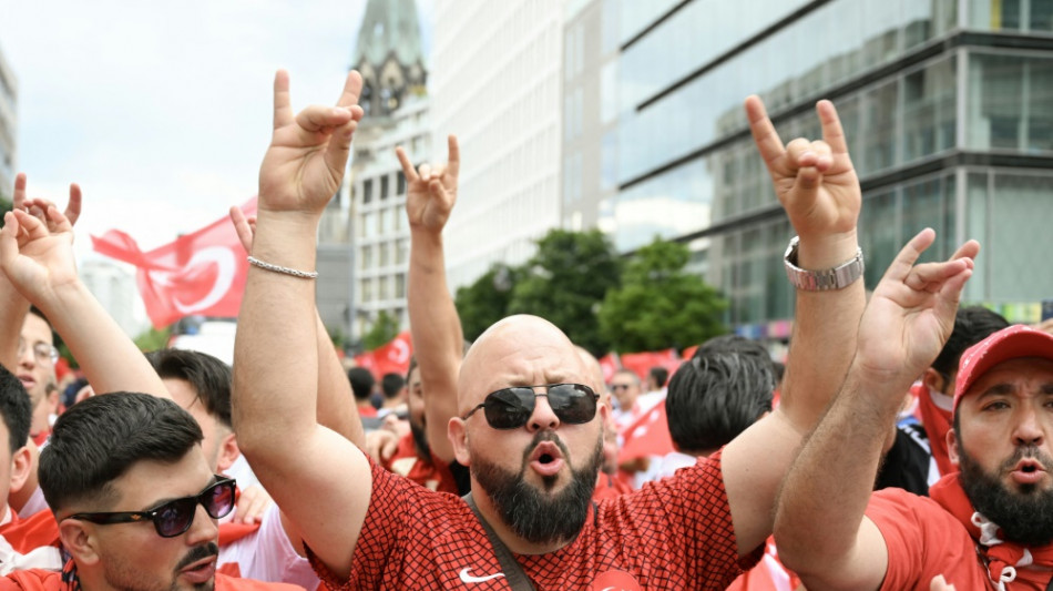 Wolfsgru&szlig;-Geste: Polizei unterbricht t&uuml;rkischen Fanmarsch