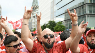 Wolfsgru&szlig;-Geste: Polizei unterbricht t&uuml;rkischen Fanmarsch
