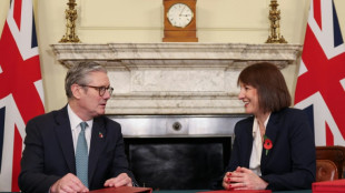 Budget britannique: de lourdes hausses d'imp&ocirc;ts, mais des milliards pour les services publics