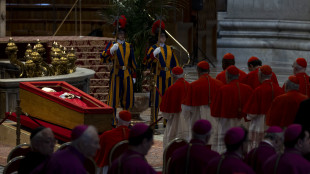 I fedeli in basilica per l'omaggio al Papa dopo ore di attesa