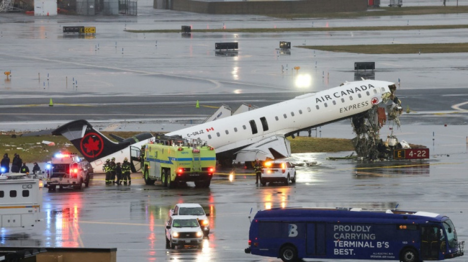 Aeropuerto LaGuardia de Nueva York, cerrado tras choque mortal entre avi&oacute;n y cami&oacute;n en pista