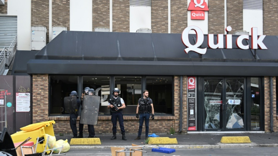Les &eacute;meutes en France font fuir des clients &eacute;trangers, d&eacute;plore le patron de l'Office du tourisme de Paris