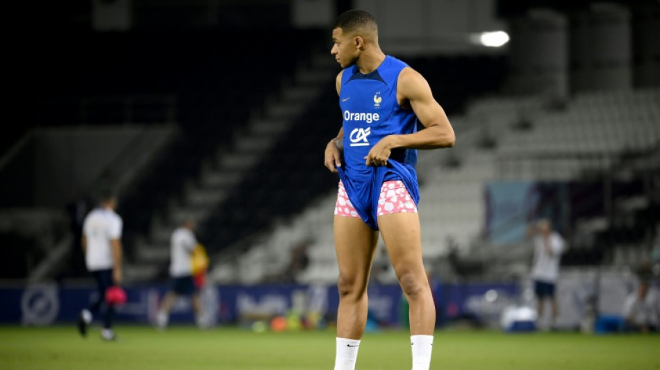 Mondial: les Bleus s'entra&icirc;nent au complet, avec Mbapp&eacute;