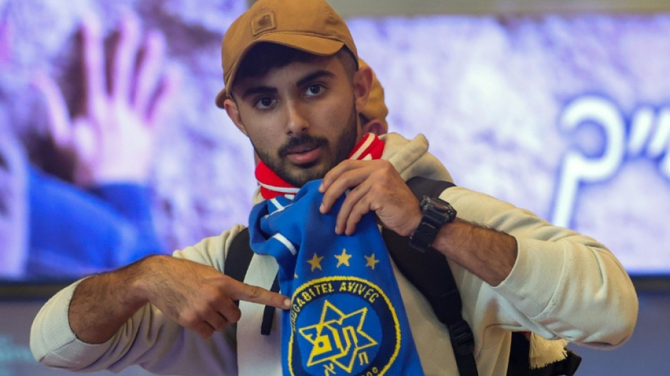 Hinchas israel&iacute;es regresan a casa tras los incidentes violentos en &Aacute;msterdam