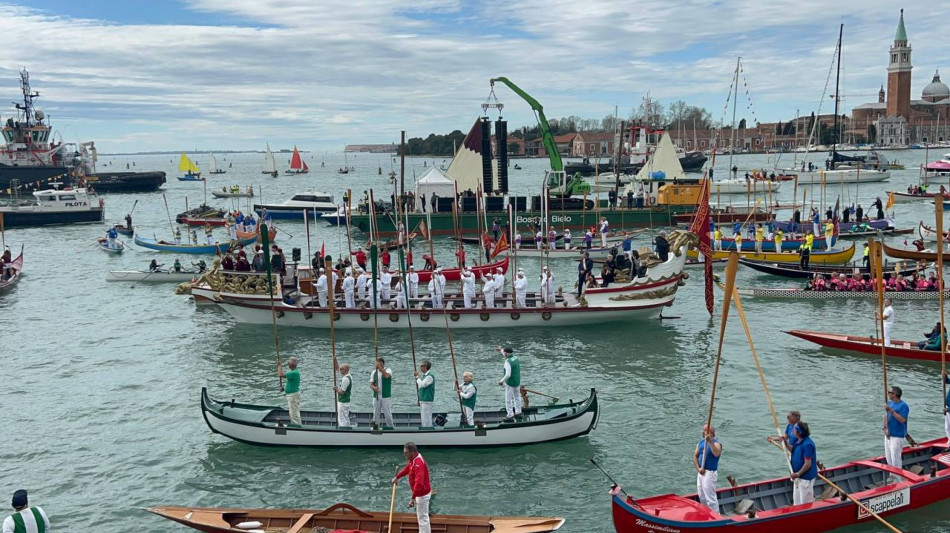 Il popolo del mare saluta l'Amerigo Vespucci a Venezia