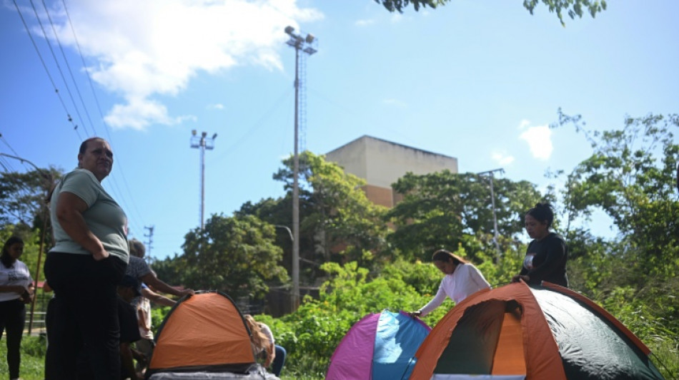 Instalan un campamento fuera de una prisi&oacute;n de Venezuela a la espera de m&aacute;s excarcelaciones