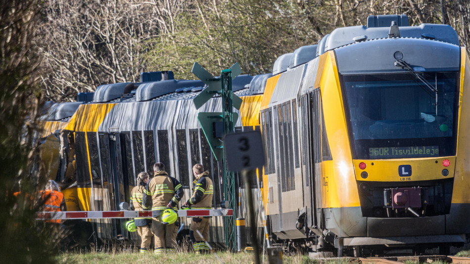 Scontro tra due treni in Danimarca, il bilancio dei feriti sale a 17