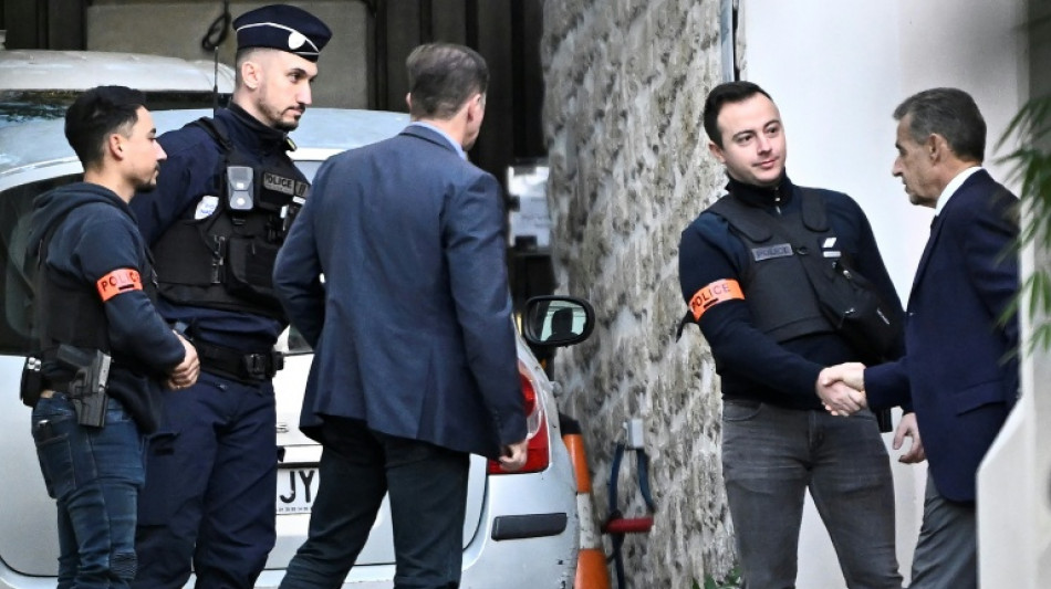 Dos guardaespaldas protegen al expresidente francés Sarkozy en prisión