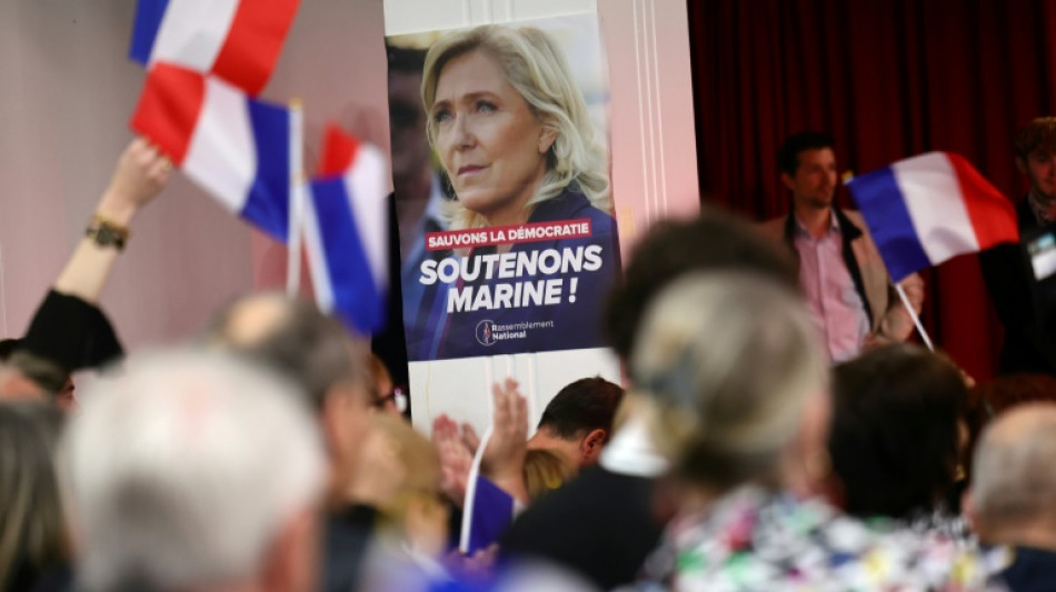 RN: avant le meeting à Paris, rassemblement clairsemé à Marseille