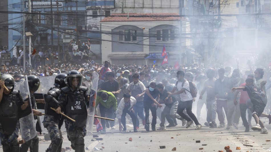 Almeno 10 morti in Nepal a proteste contro divieto social