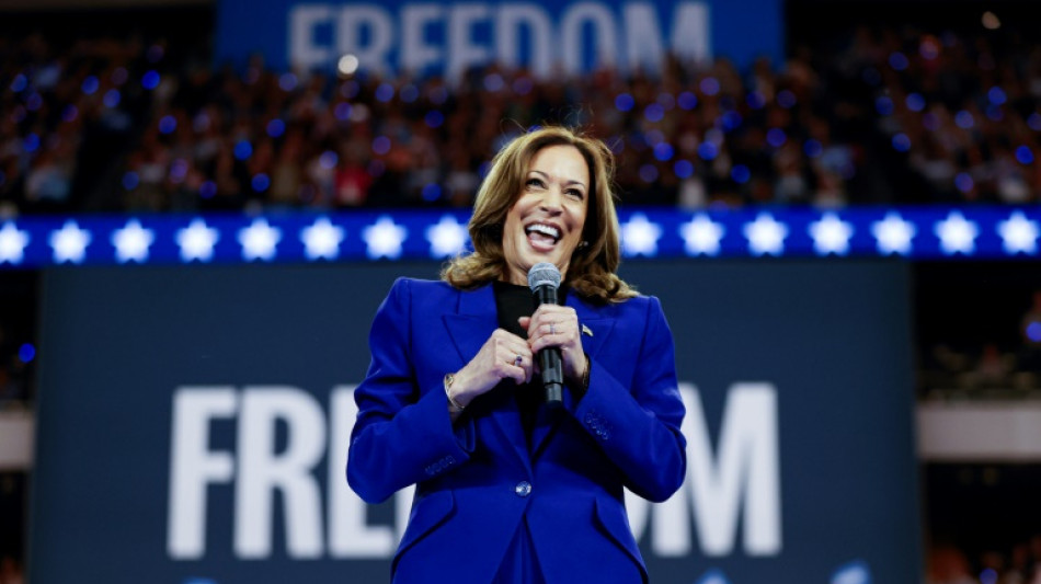Delegados dem&oacute;cratas nominan a Kamala Harris en fiesta partidista