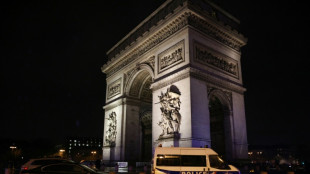 La polic&iacute;a dispara a un hombre que empu&ntilde;aba un cuchillo en el Arco del Triunfo en Par&iacute;s